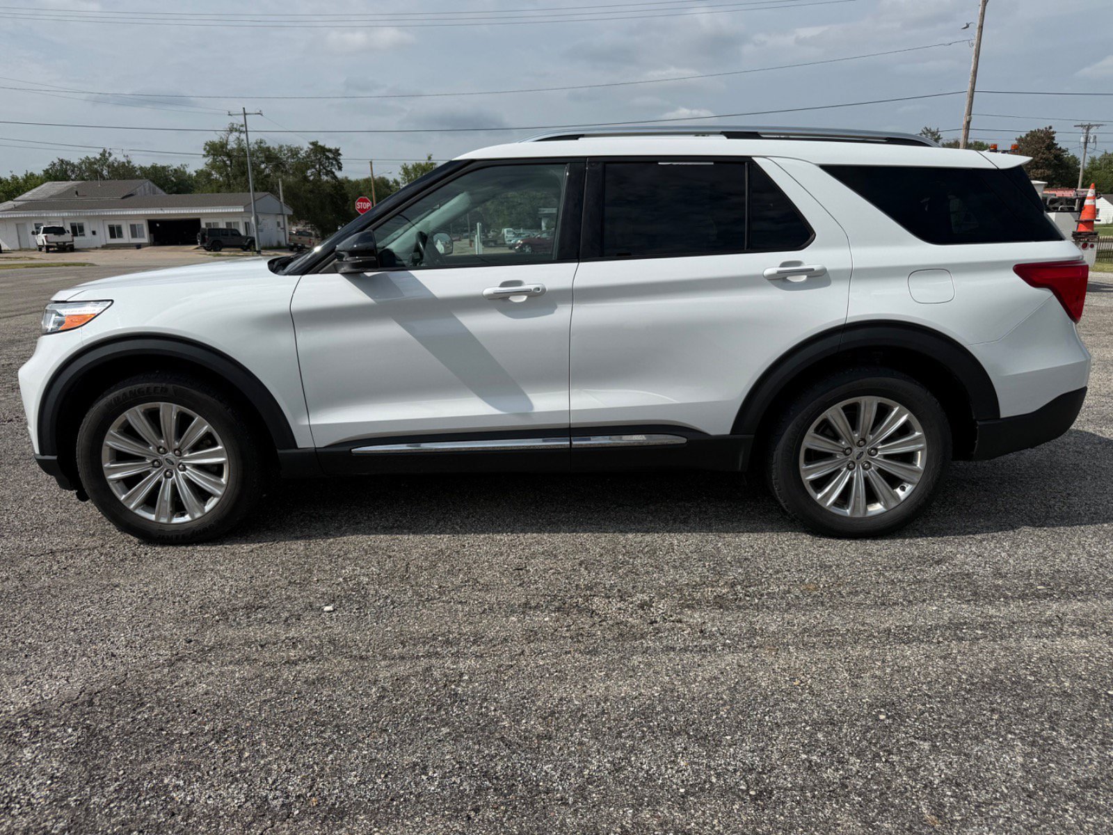 Certified 2021 Ford Explorer Limited w/ Hybrid Equipment Group 310A AWD/4WD image 9