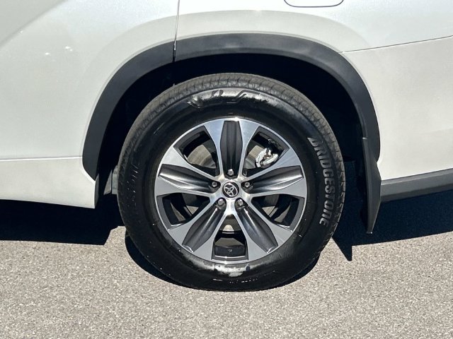Used 2023 Toyota Highlander XLE AWD/4WD image 14
