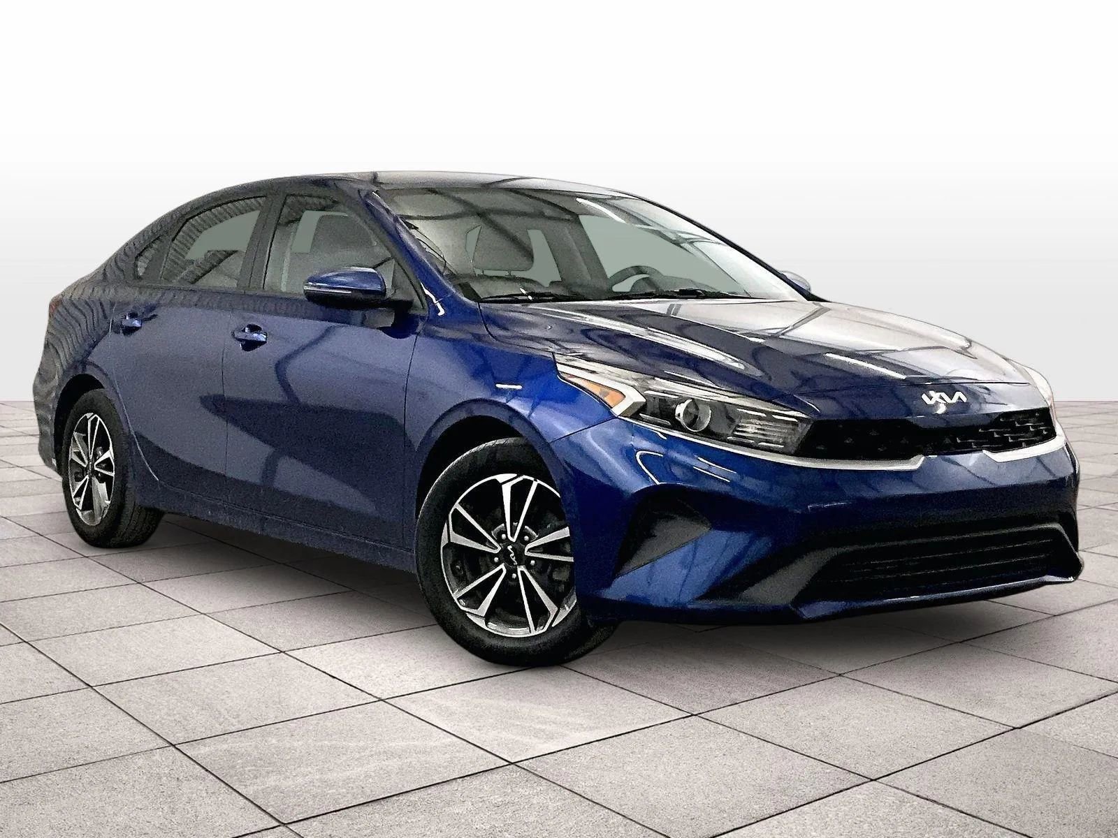 Used 2023 Kia Forte LXS w/ LXS Technology Package FWD image 2