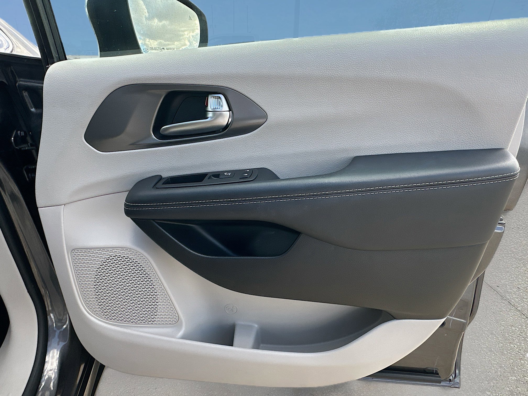 Used 2023 Chrysler Pacifica Touring-L image 32