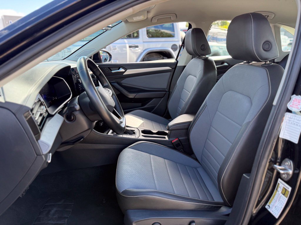 Used 2025 Volkswagen Jetta SE FWD image 11
