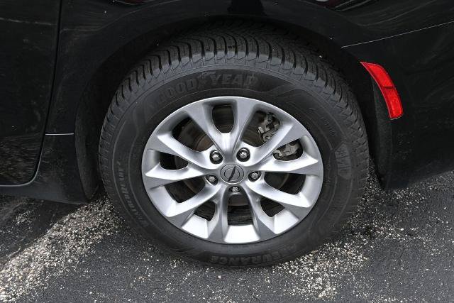 Used 2024 Chrysler Pacifica Touring-L AWD/4WD image 15