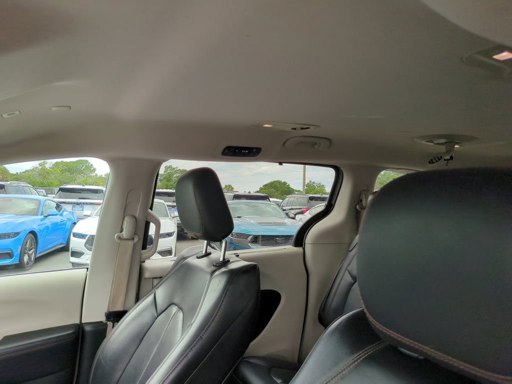 Used 2018 Chrysler Pacifica Touring-L FWD image 23