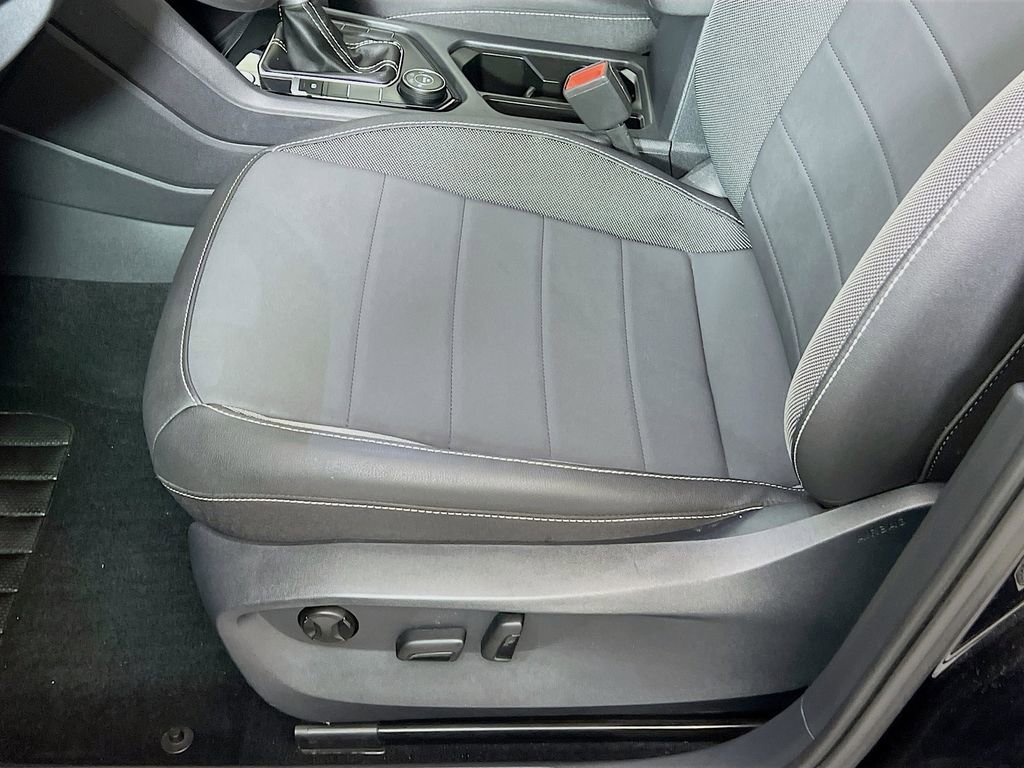 Used 2024 Volkswagen Taos SE w/ Panoramic Sunroof Package AWD/4WD image 25