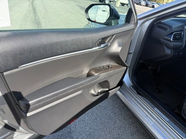 Used 2023 Toyota Camry SE image 12