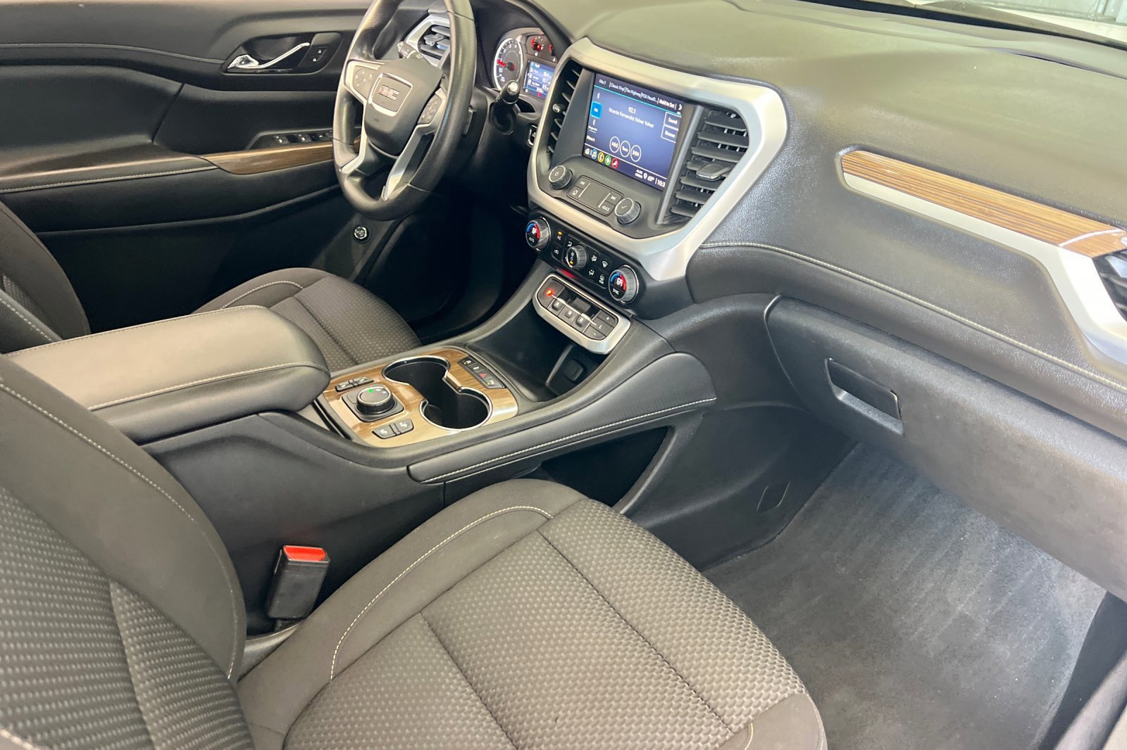 Used 2023 GMC Acadia SLE w/ Driver Convenience Package image 18