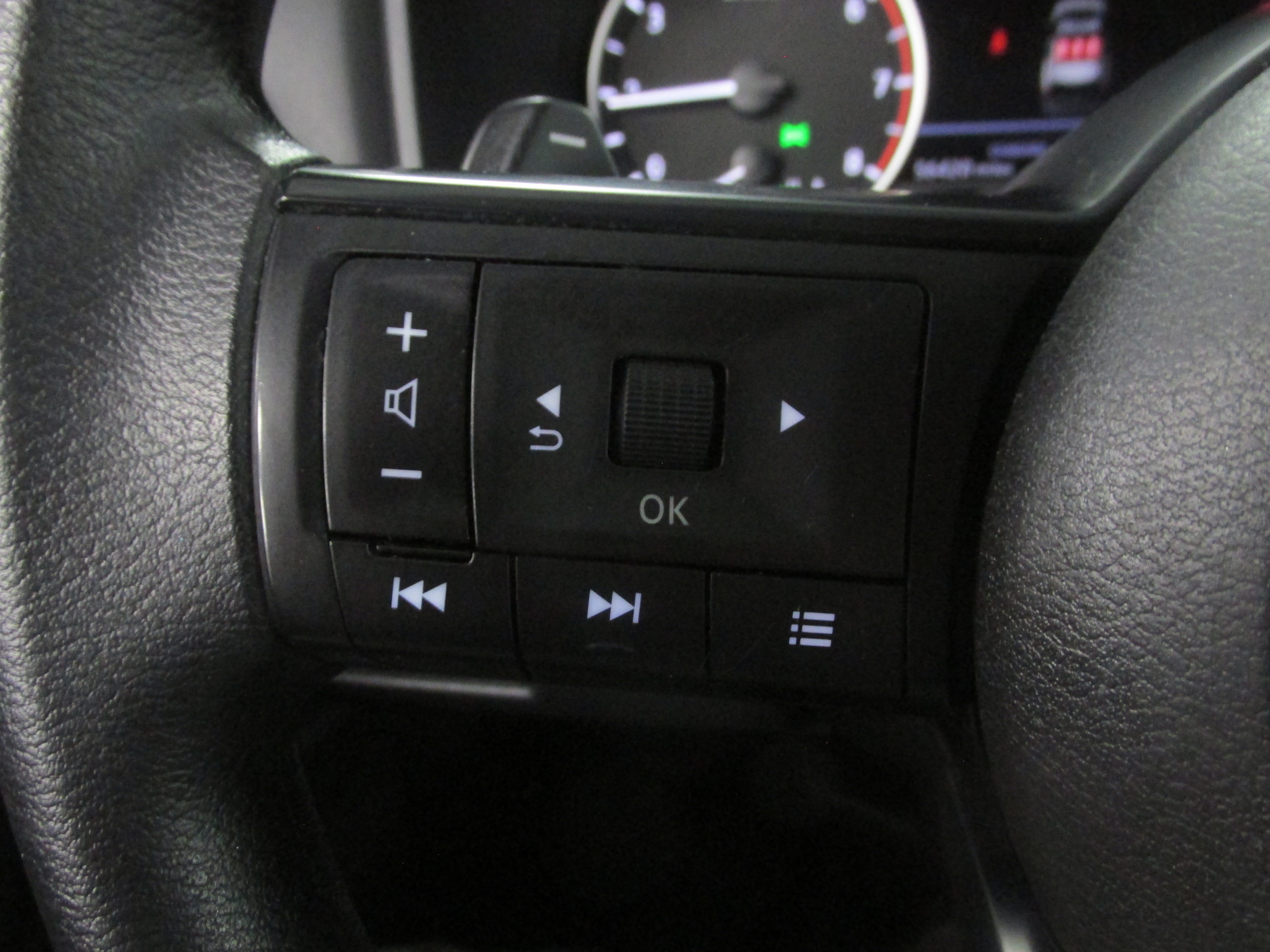 Used 2024 Nissan Rogue S FWD image 31