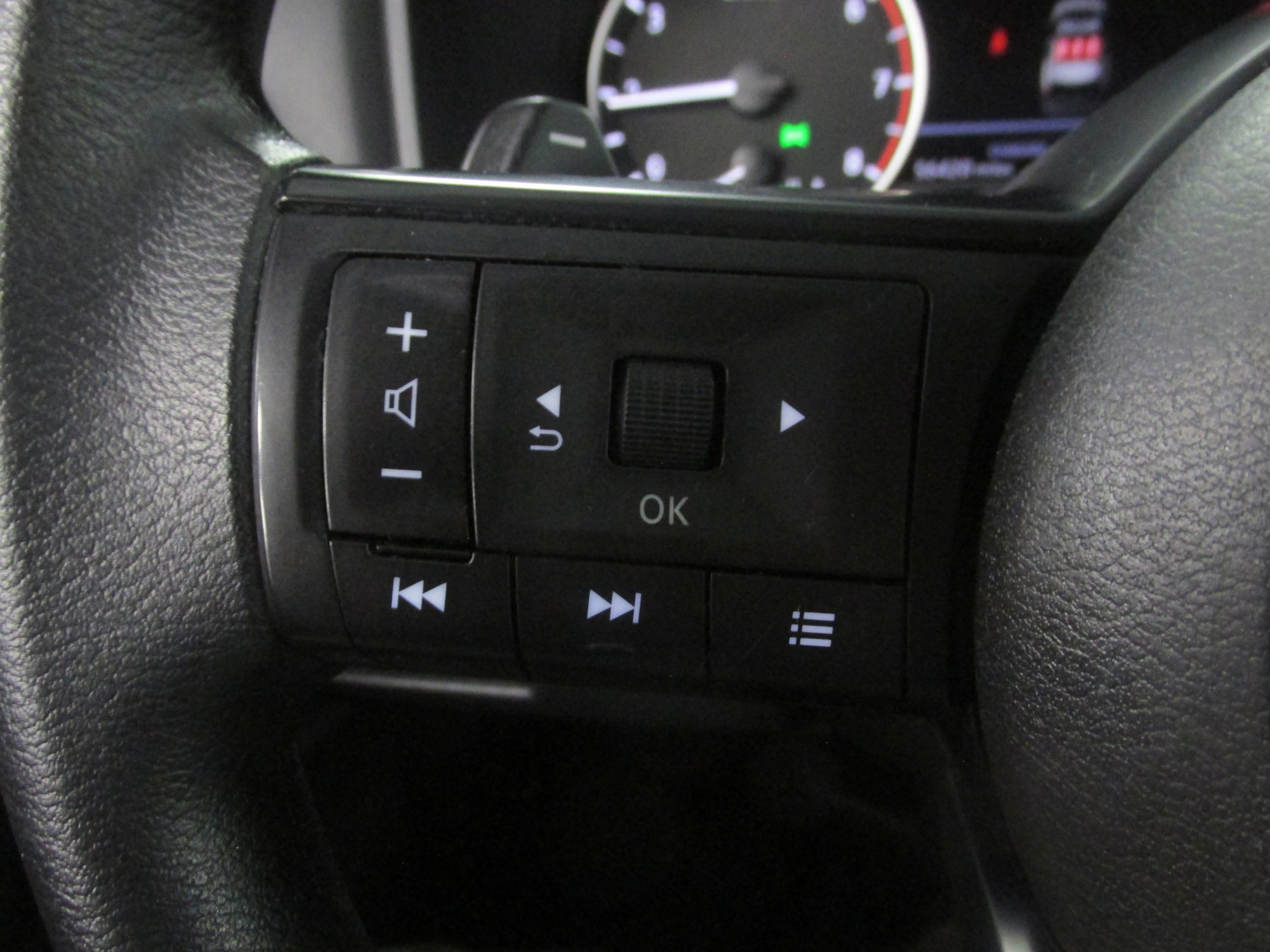 Used 2024 Nissan Rogue S FWD image 31