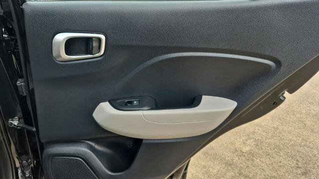 Used 2025 Hyundai Venue SEL FWD image 32