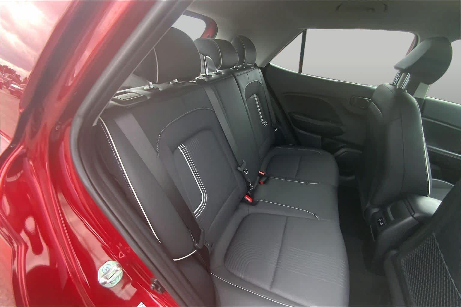 Used 2024 Hyundai Venue Limited FWD image 19