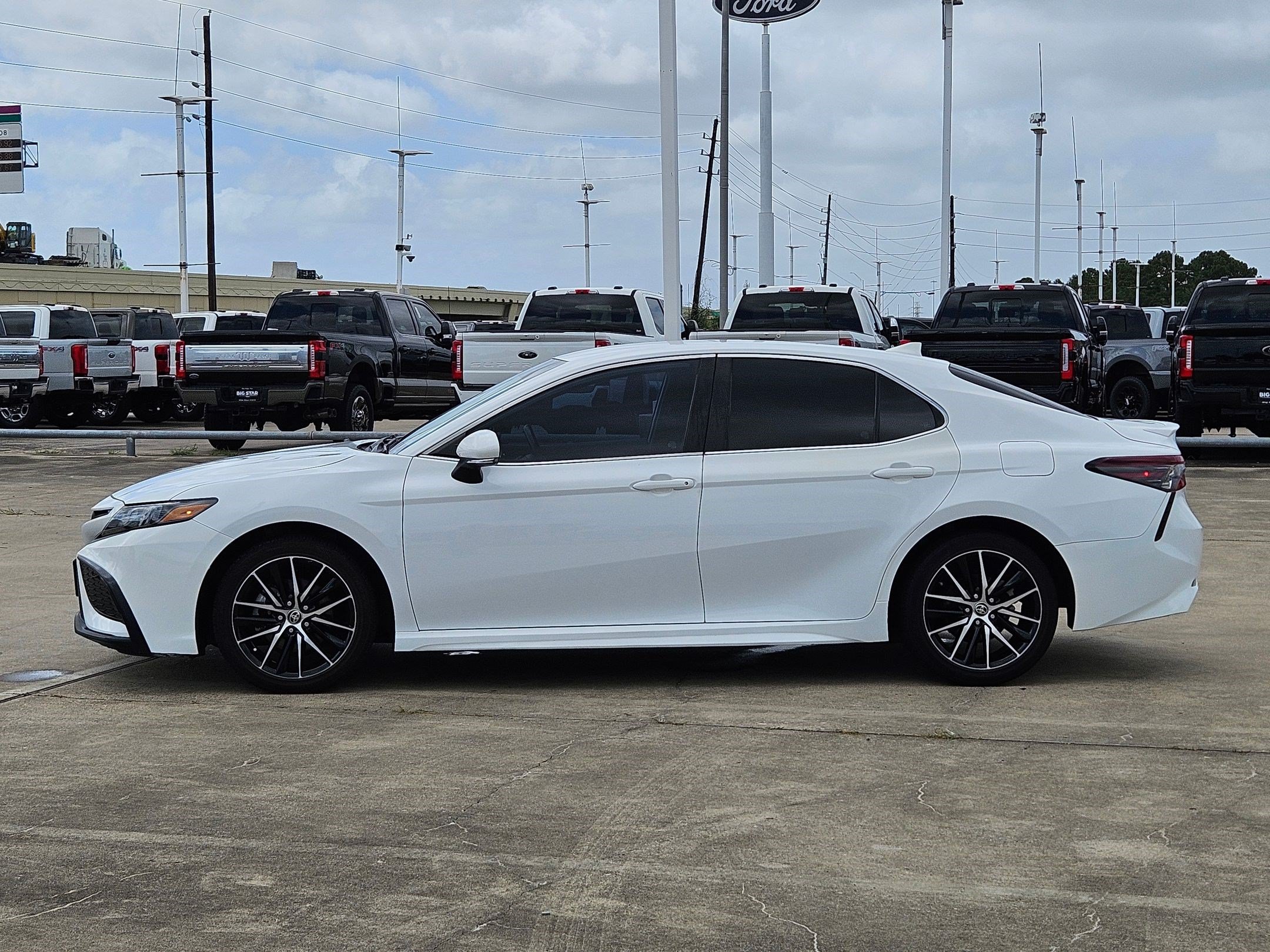 Used 2022 Toyota Camry SE FWD image 9