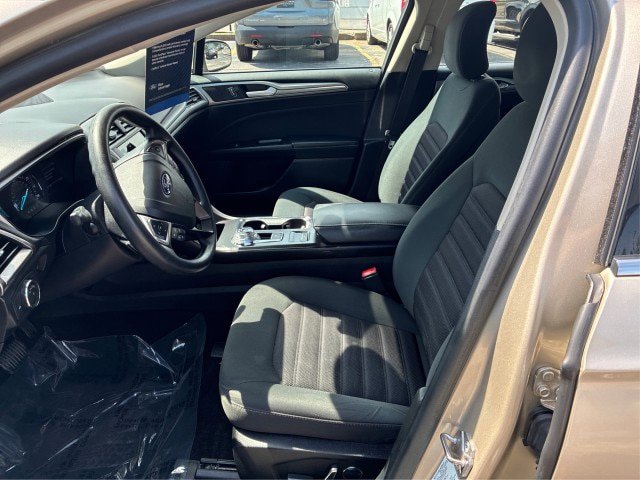 Certified 2018 Ford Fusion SE w/ Fusion SE Technology Package FWD image 9