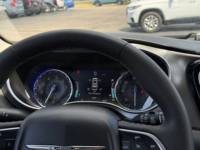 Used 2023 Chrysler Pacifica Touring-L FWD image 9