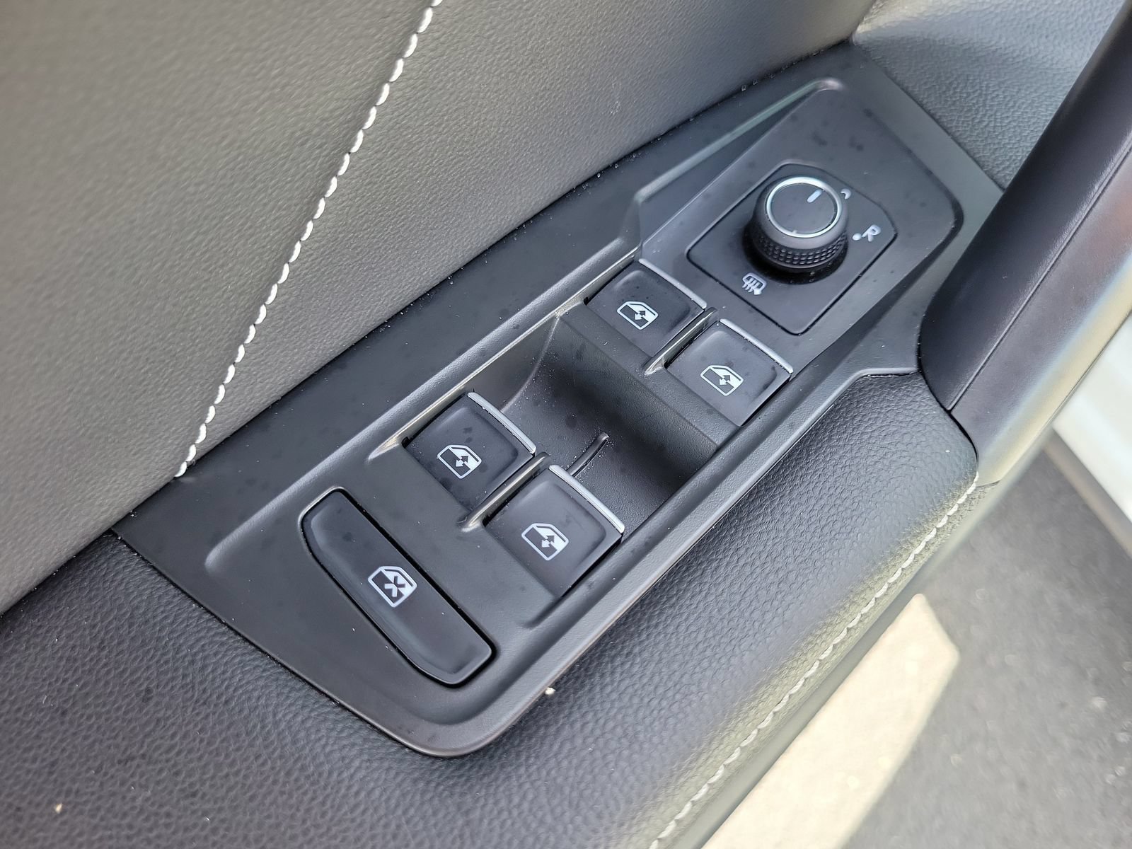 Used 2024 Volkswagen Tiguan SE R-Line AWD/4WD image 16