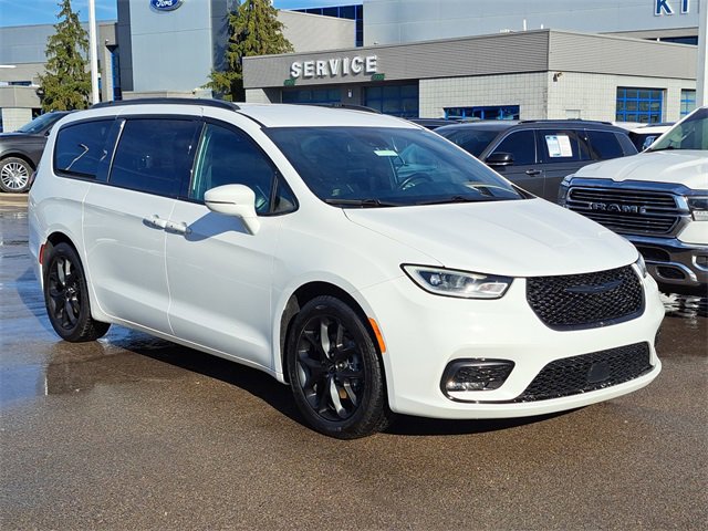 Used 2021 Chrysler Pacifica Touring-L w/ Uconnect Theater Family Group image 7