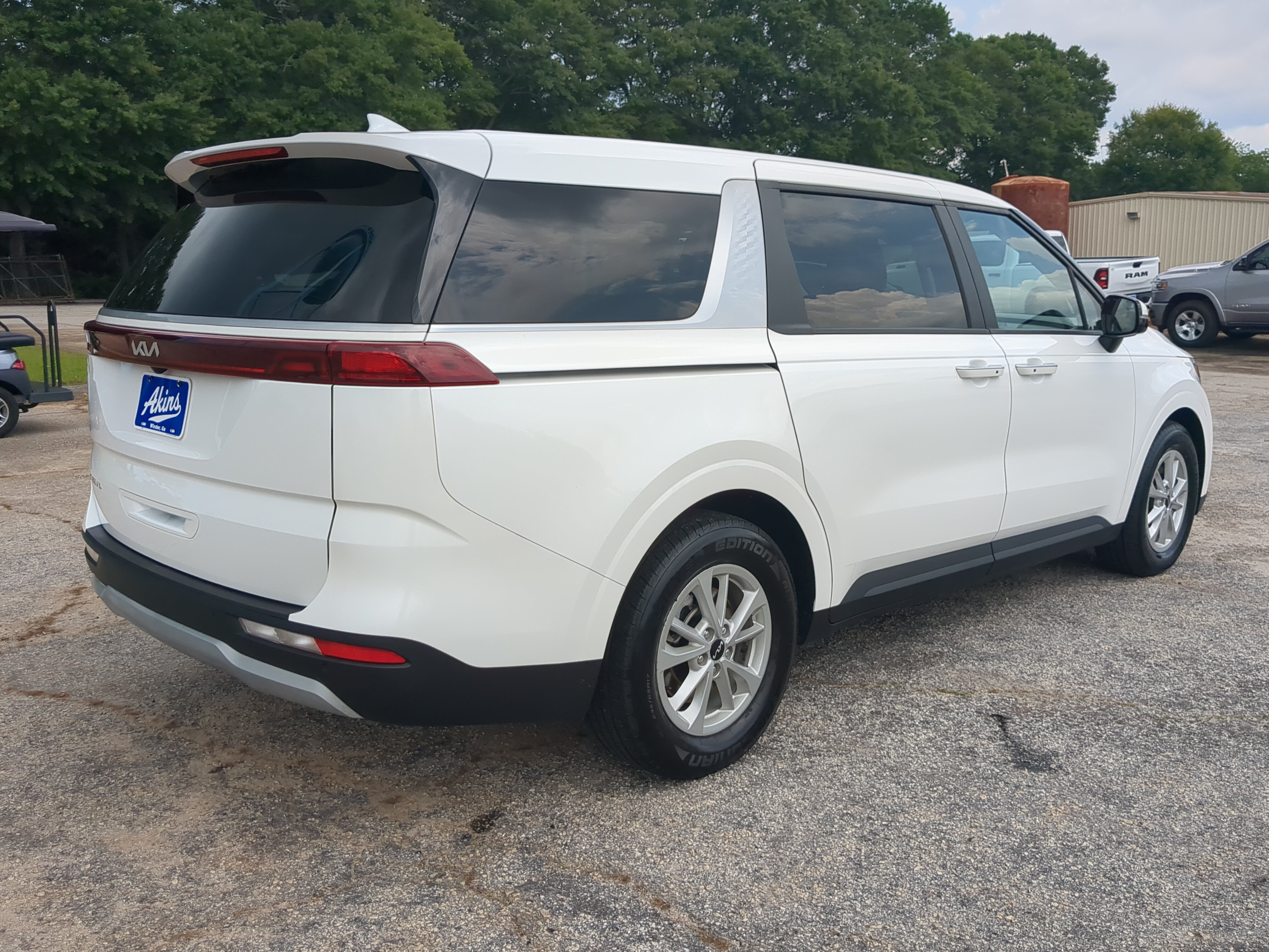 Used 2023 Kia Carnival LX FWD image 3