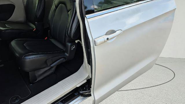 Used 2024 Chrysler Pacifica Touring-L FWD image 26
