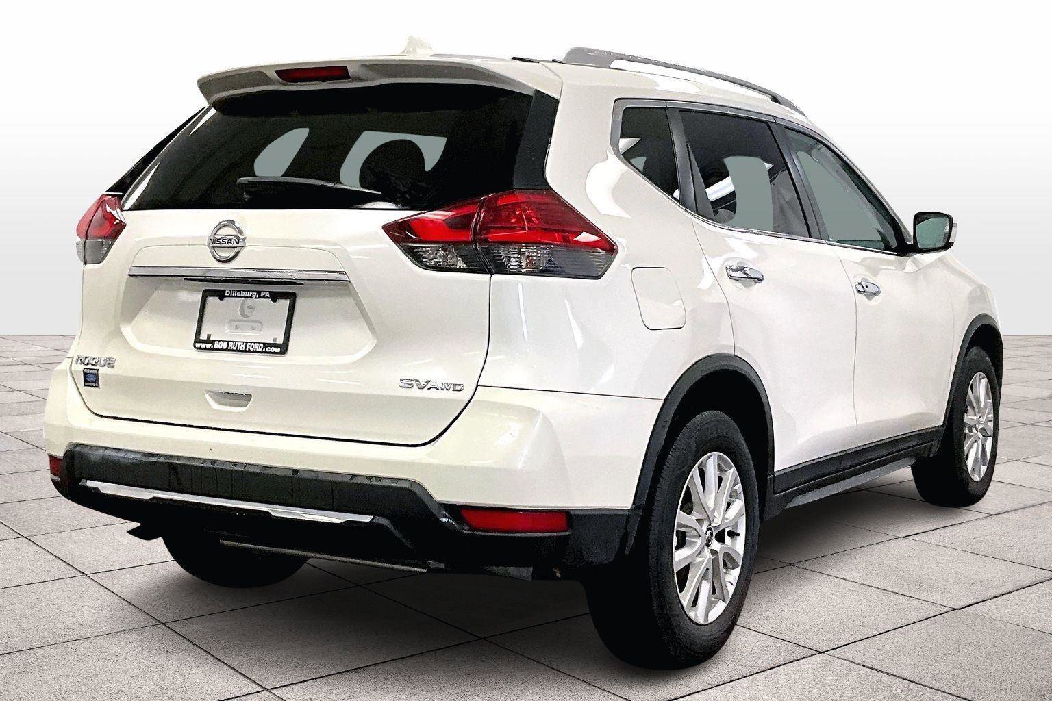 Used 2017 Nissan Rogue SV image 3