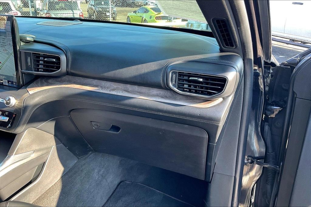 Certified 2020 Ford Explorer Platinum w/ Premium Technology Package image 14