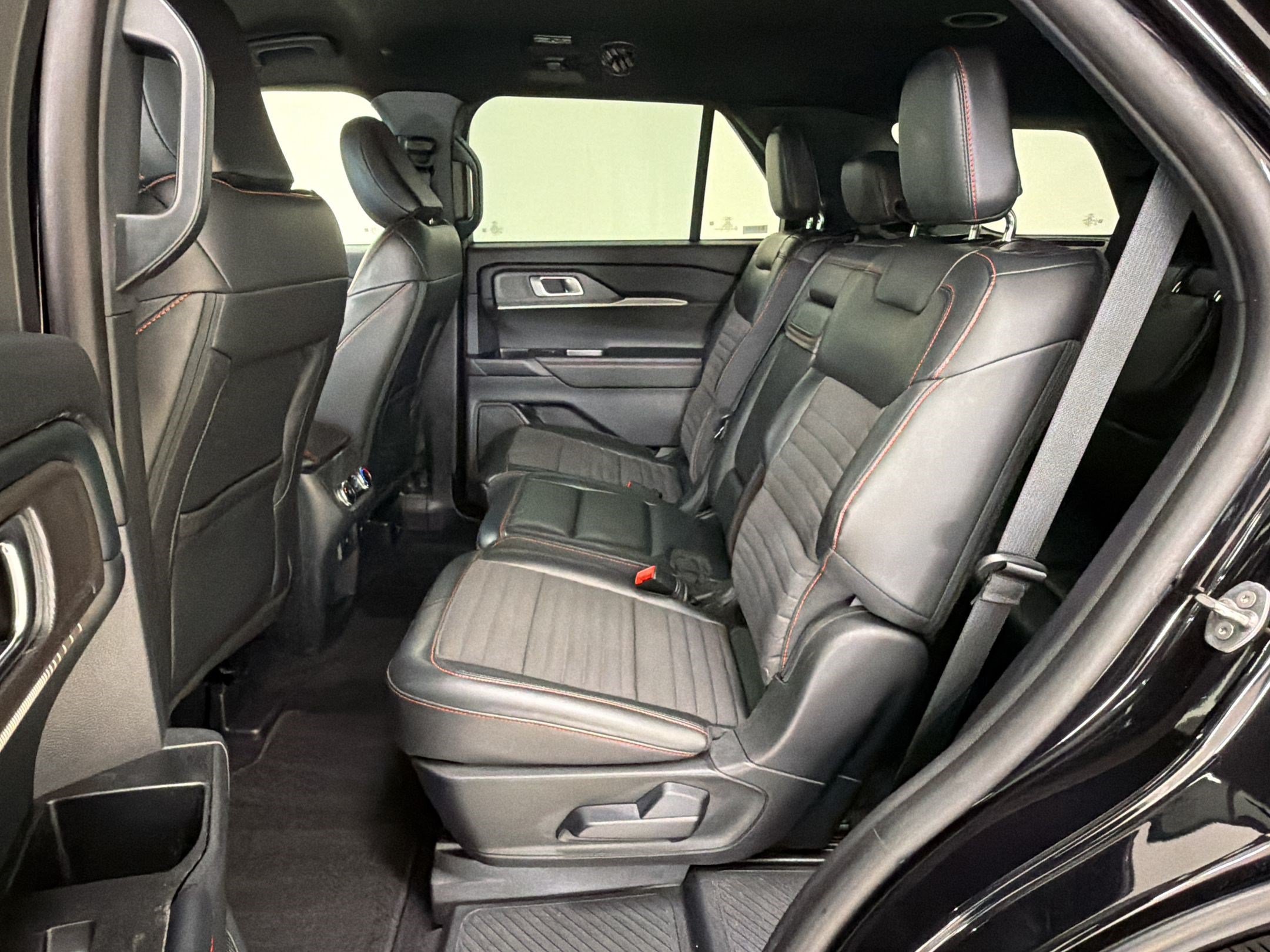Certified 2025 Ford Explorer ST-Line w/ ST-Line Street Pack AWD/4WD image 23