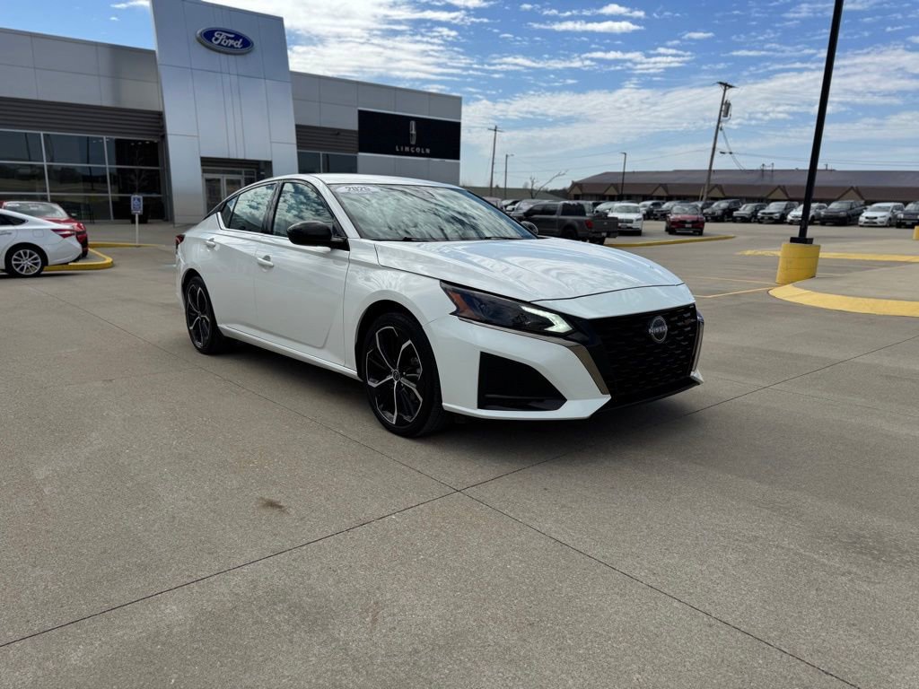 Used 2025 Nissan Altima 2.5 SR FWD image 3