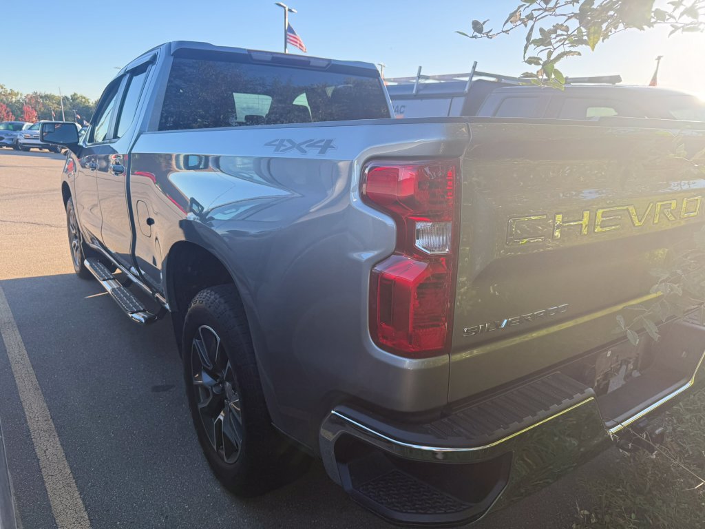 Used 2023 Chevrolet Silverado 1500 LT AWD/4WD image 7