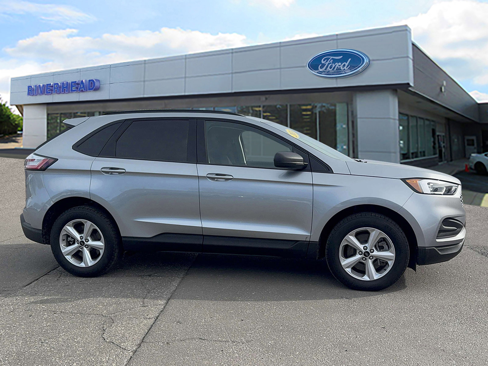 Certified 2024 Ford Edge SE image 2