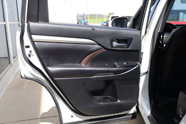 Used 2019 Toyota Highlander XLE AWD/4WD image 28