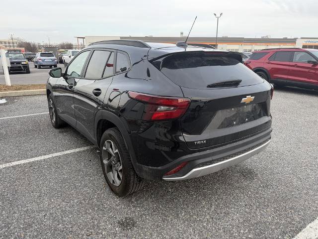 Used 2025 Chevrolet Trax LT w/ LT Convenience Package image 3