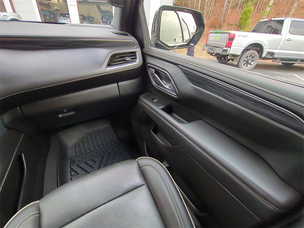 Used 2024 GMC Yukon SLT w/ SLT Luxury Package image 17