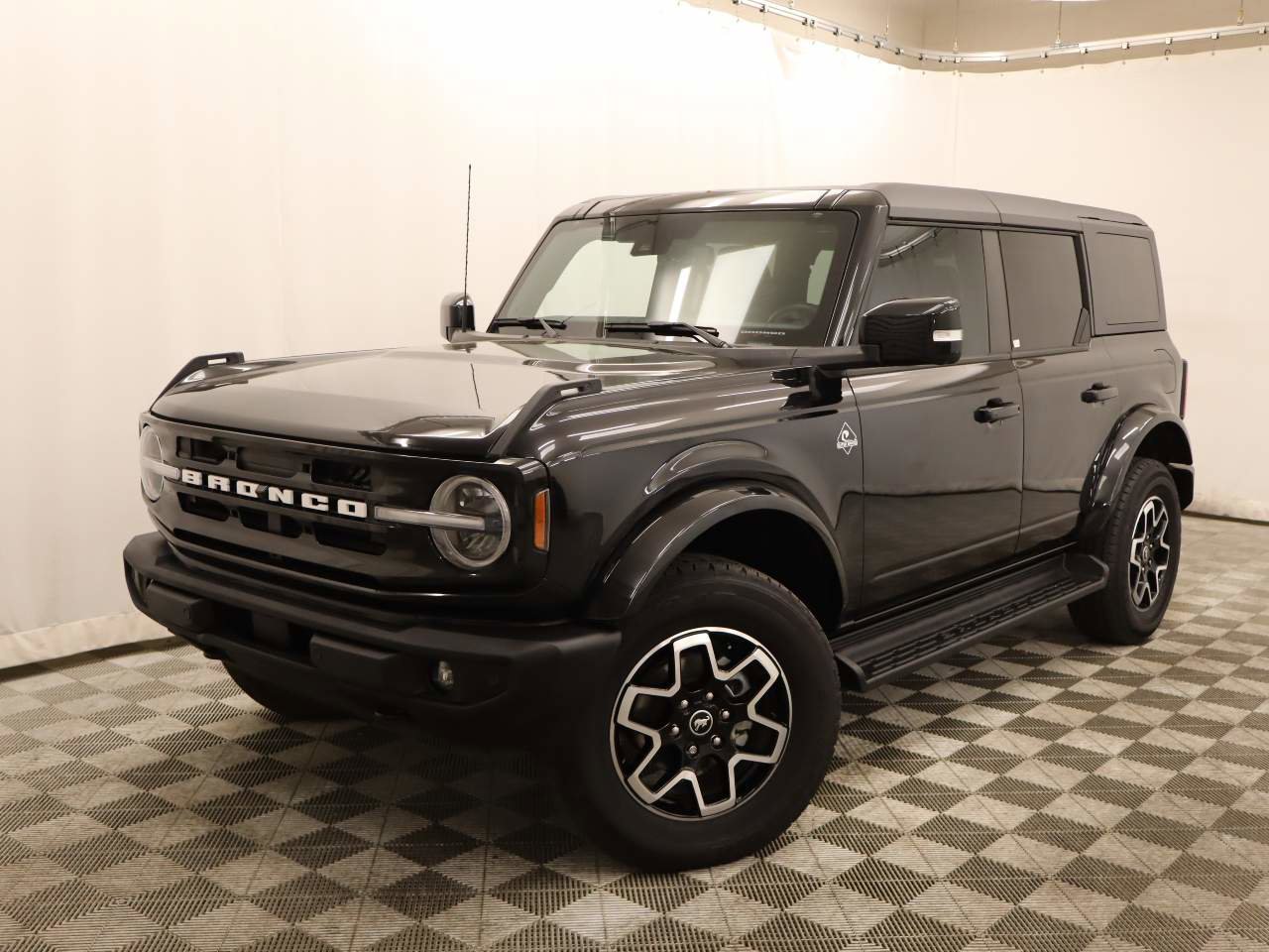Certified 2025 Ford Bronco Outer Banks AWD/4WD image 1