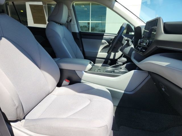 Used 2023 Toyota Highlander L image 12