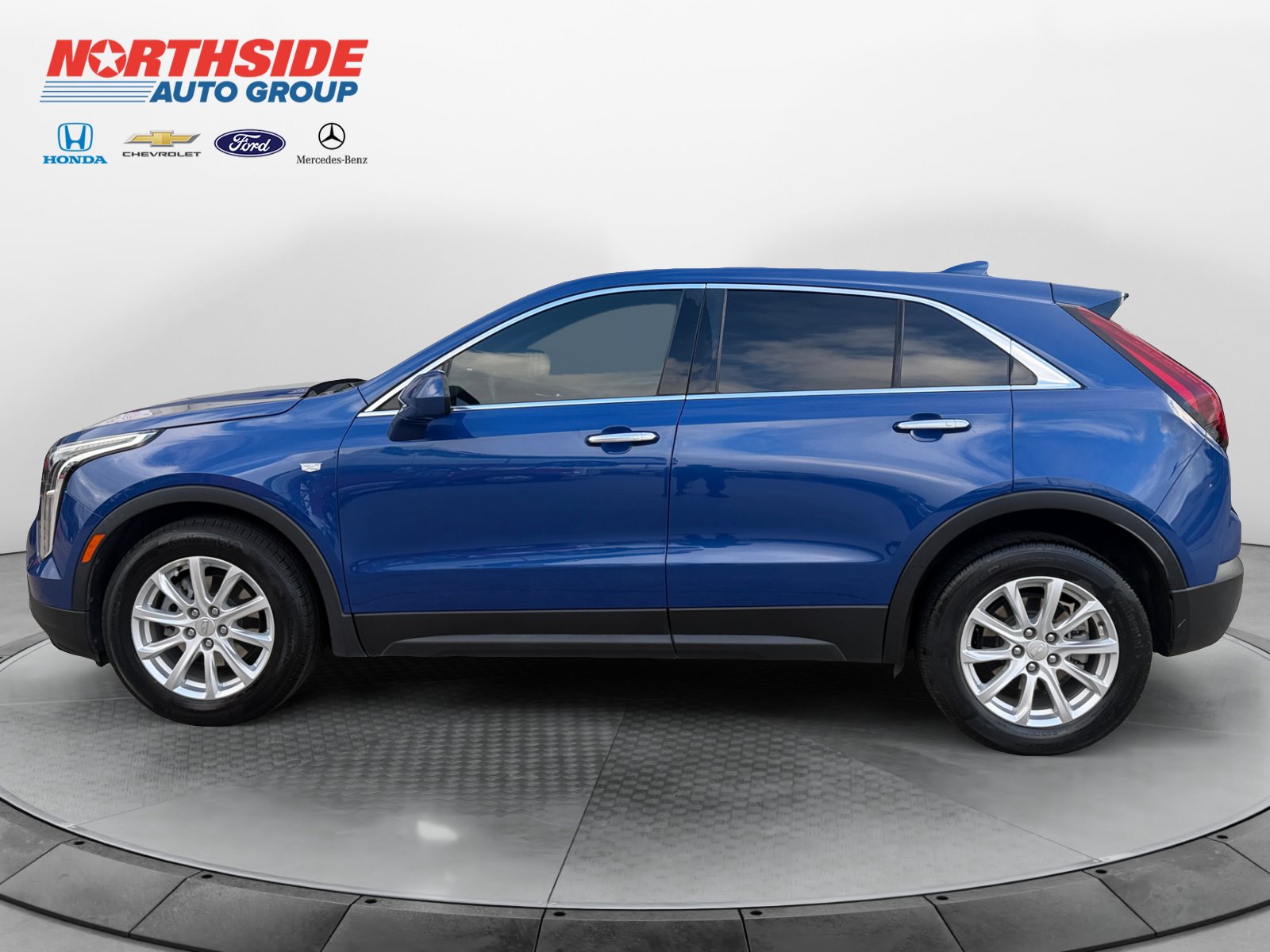 Used 2023 Cadillac XT4 Luxury w/ Cold Weather Package FWD image 4