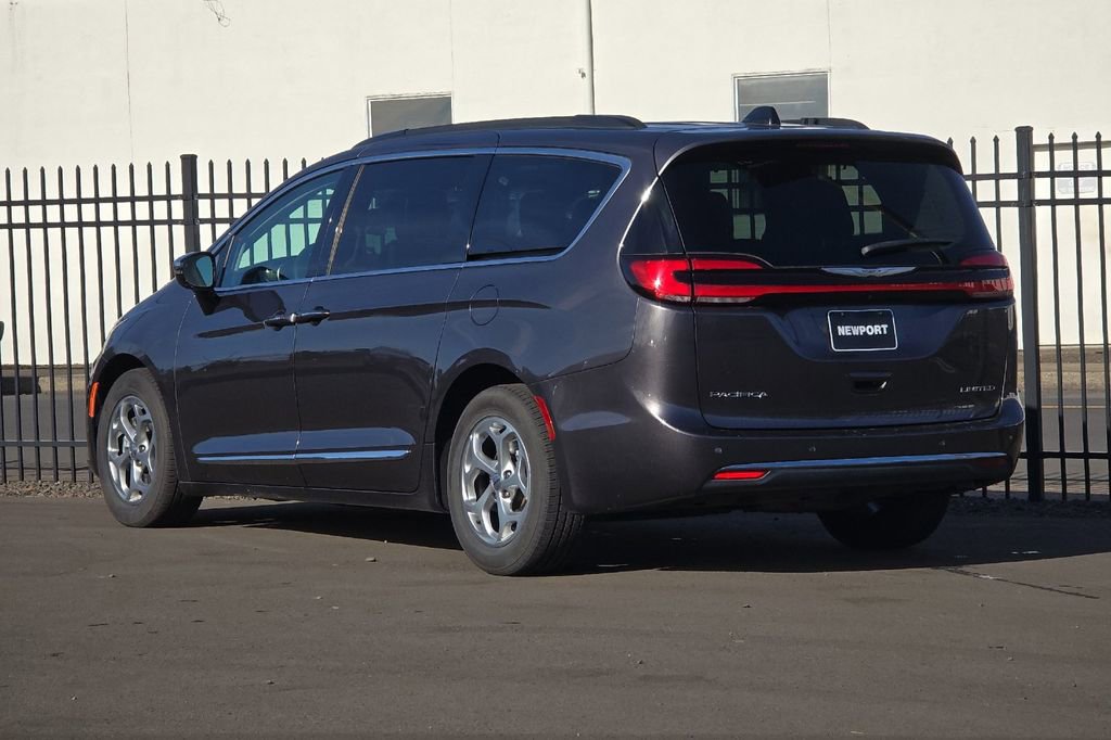 Used 2023 Chrysler Pacifica Limited FWD image 5