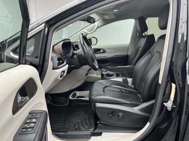 Used 2019 Chrysler Pacifica Touring-L FWD image 3