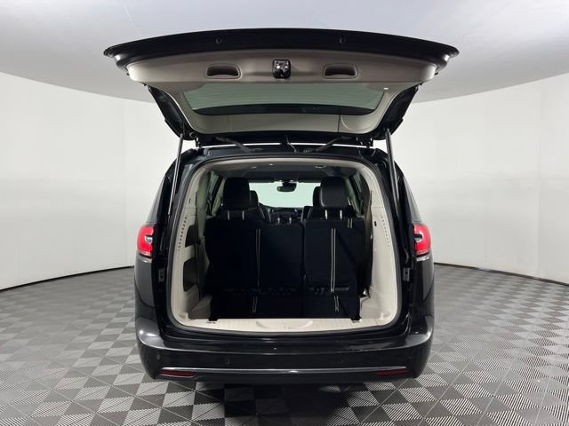 Used 2023 Chrysler Pacifica Touring-L FWD image 47