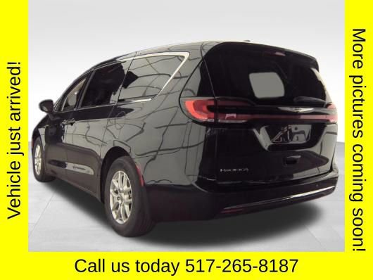 Used 2023 Chrysler Pacifica Touring-L FWD image 4