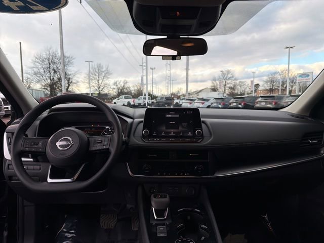 Used 2024 Nissan Rogue SV image 11