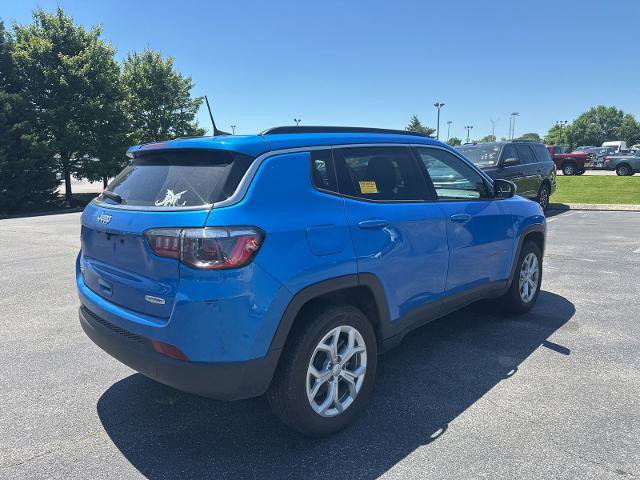 Used 2024 Jeep Compass Latitude w/ Convenience Group AWD/4WD image 3
