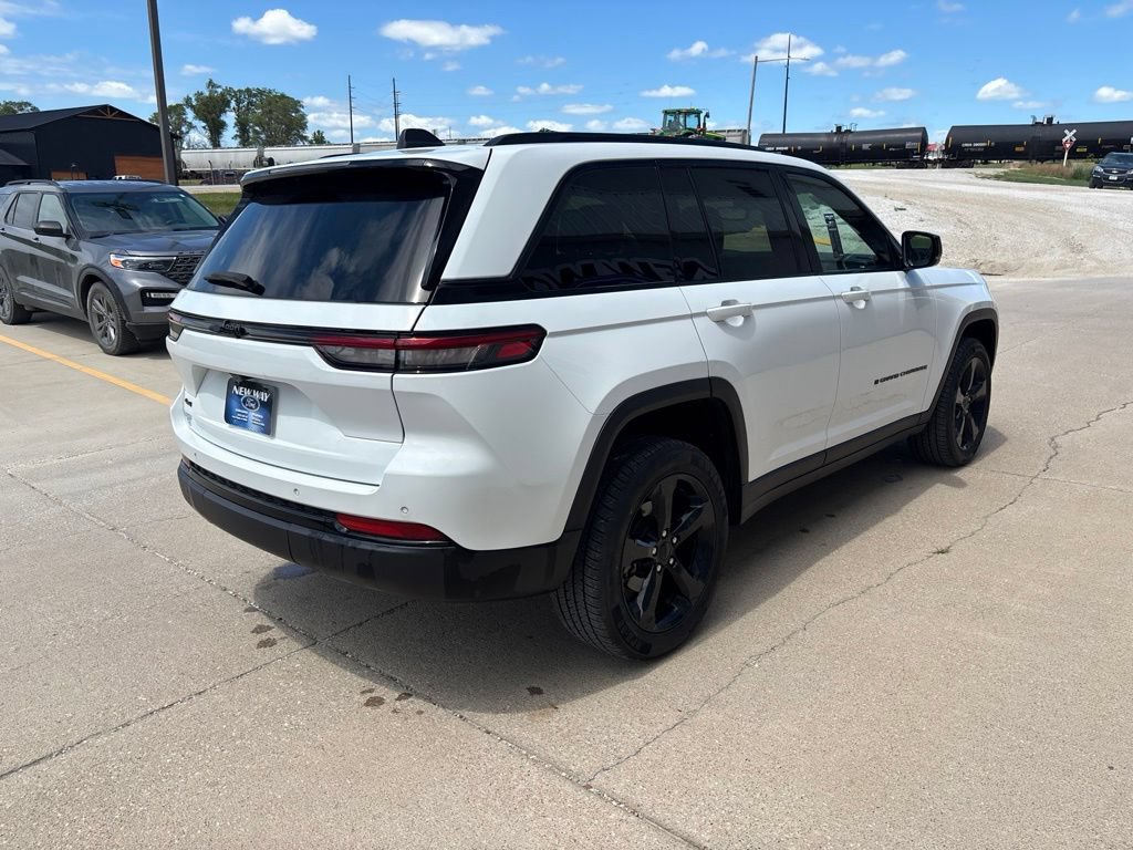 Used 2022 Jeep Grand Cherokee Altitude AWD/4WD image 4