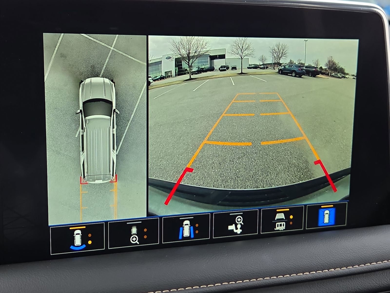 Used 2023 GMC Yukon XL SLT w/ SLT Premium Package image 17