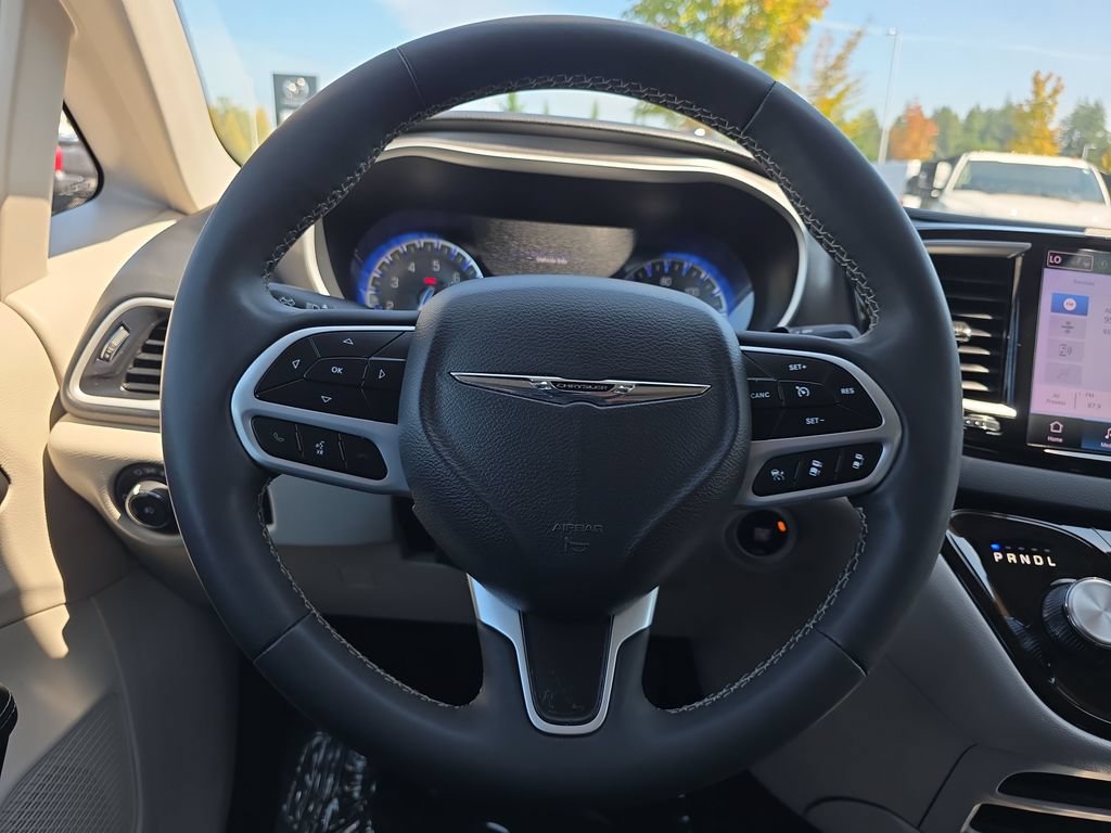 Used 2023 Chrysler Pacifica Touring-L FWD image 21