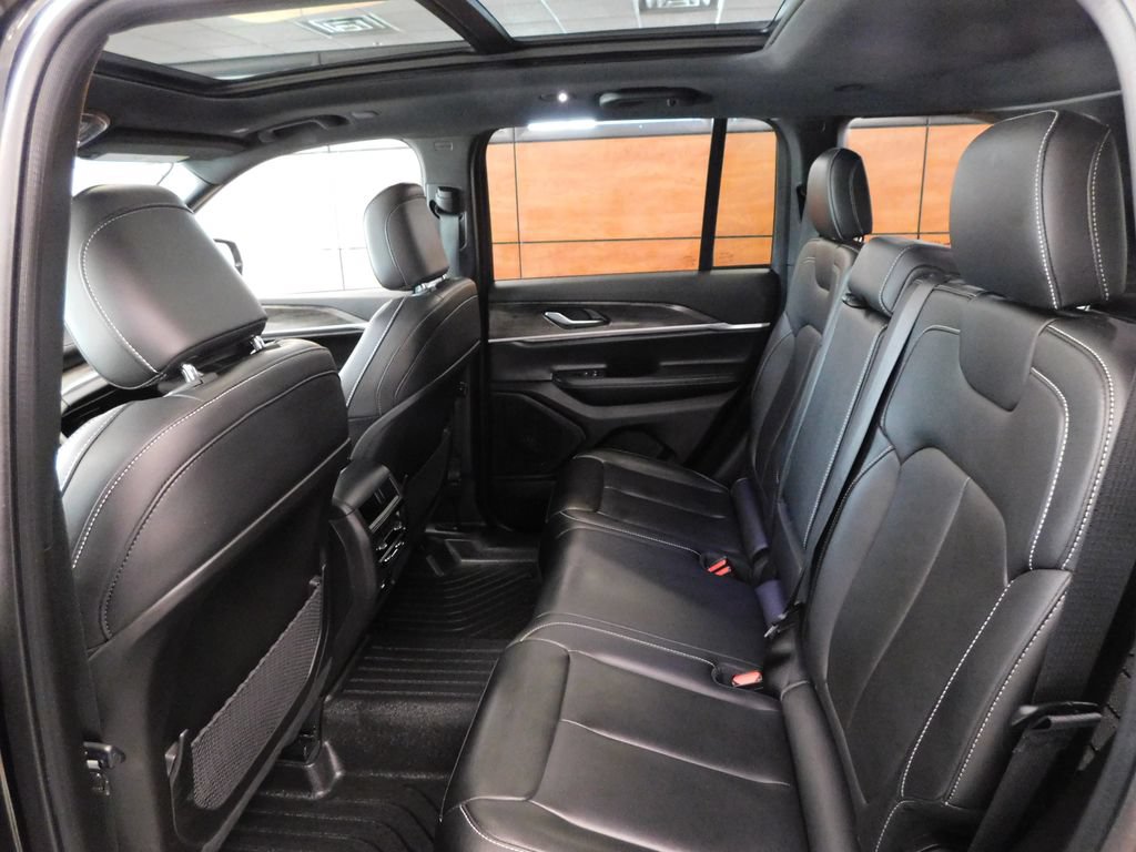 Used 2024 Jeep Grand Cherokee Limited w/ Black Appearance Package AWD/4WD image 32