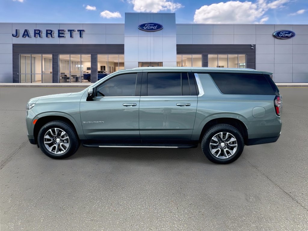 Used 2024 Chevrolet Suburban LT w/ Luxury Package RWD image 4