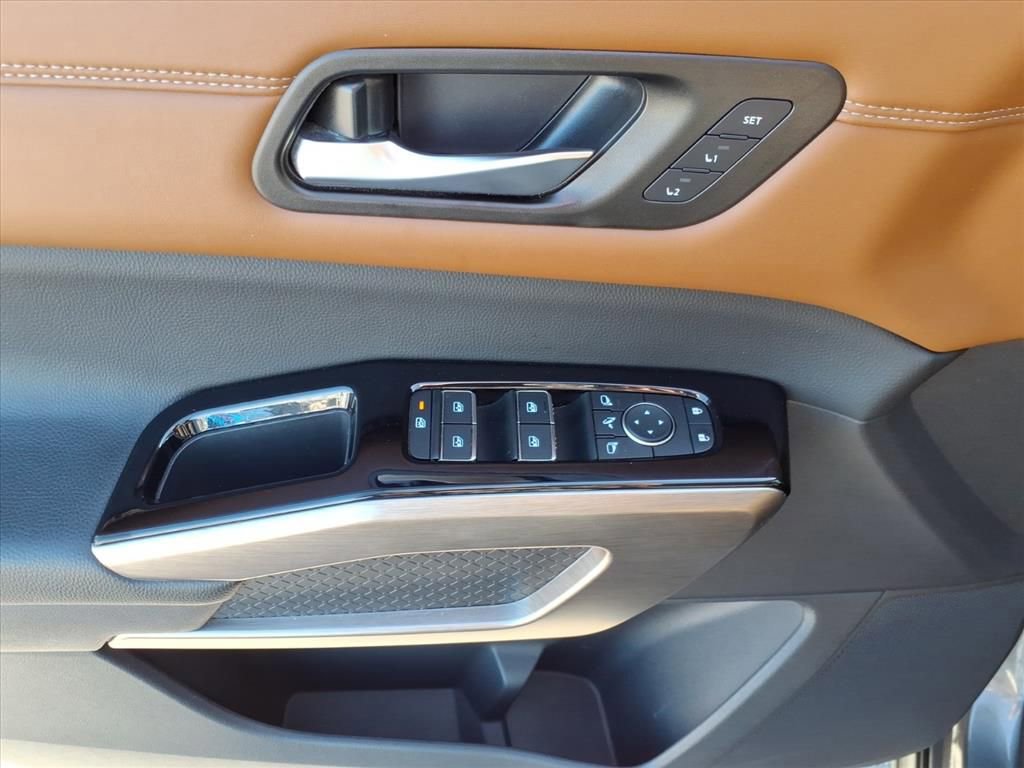 Used 2023 Nissan Pathfinder Platinum image 17