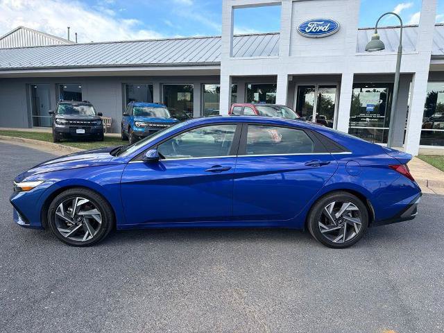 Used 2025 Hyundai Elantra SEL FWD image 2