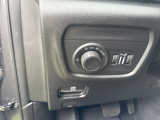 Used 2025 Jeep Grand Cherokee Laredo X w/ Luxury Tech Group I RWD image 14