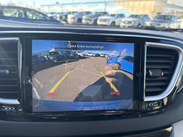 Used 2024 Chrysler Pacifica Touring-L FWD image 23