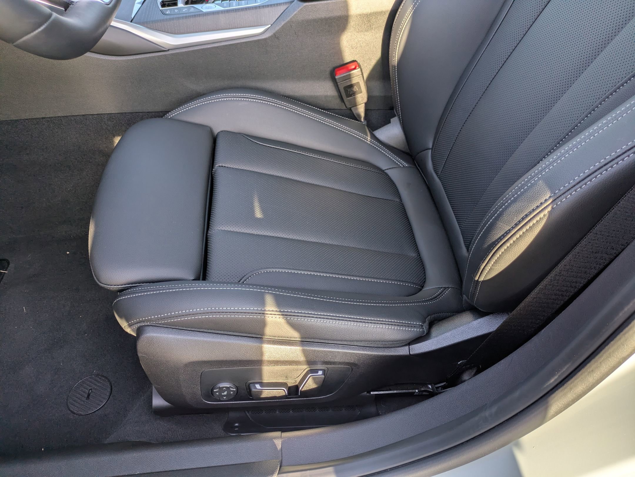Used 2025 BMW 330i Sedan w/ M Sport Package RWD image 13