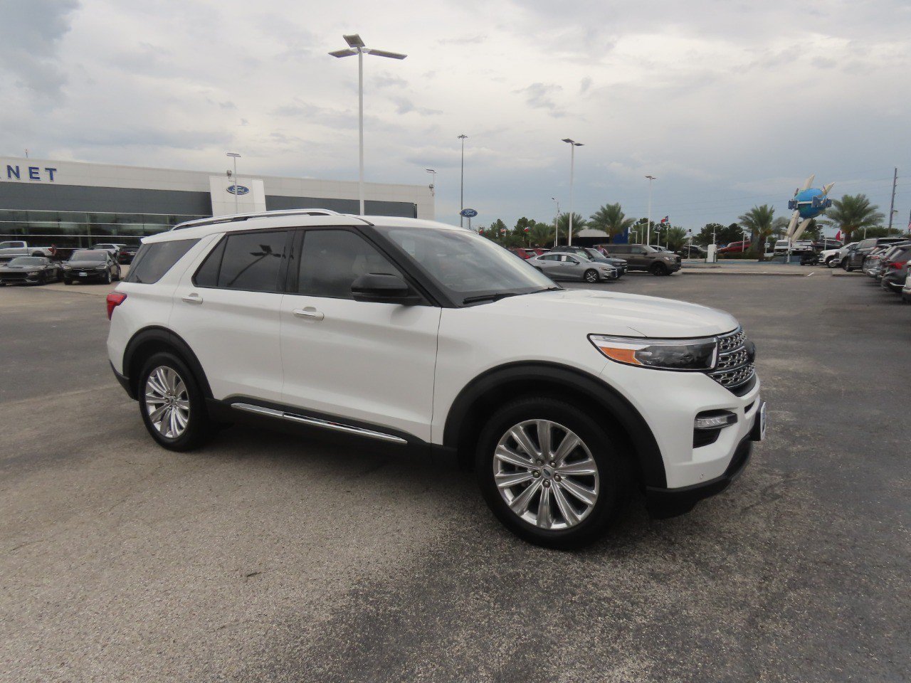 Certified 2024 Ford Explorer Limited w/ Limited Technology Package RWD image 7
